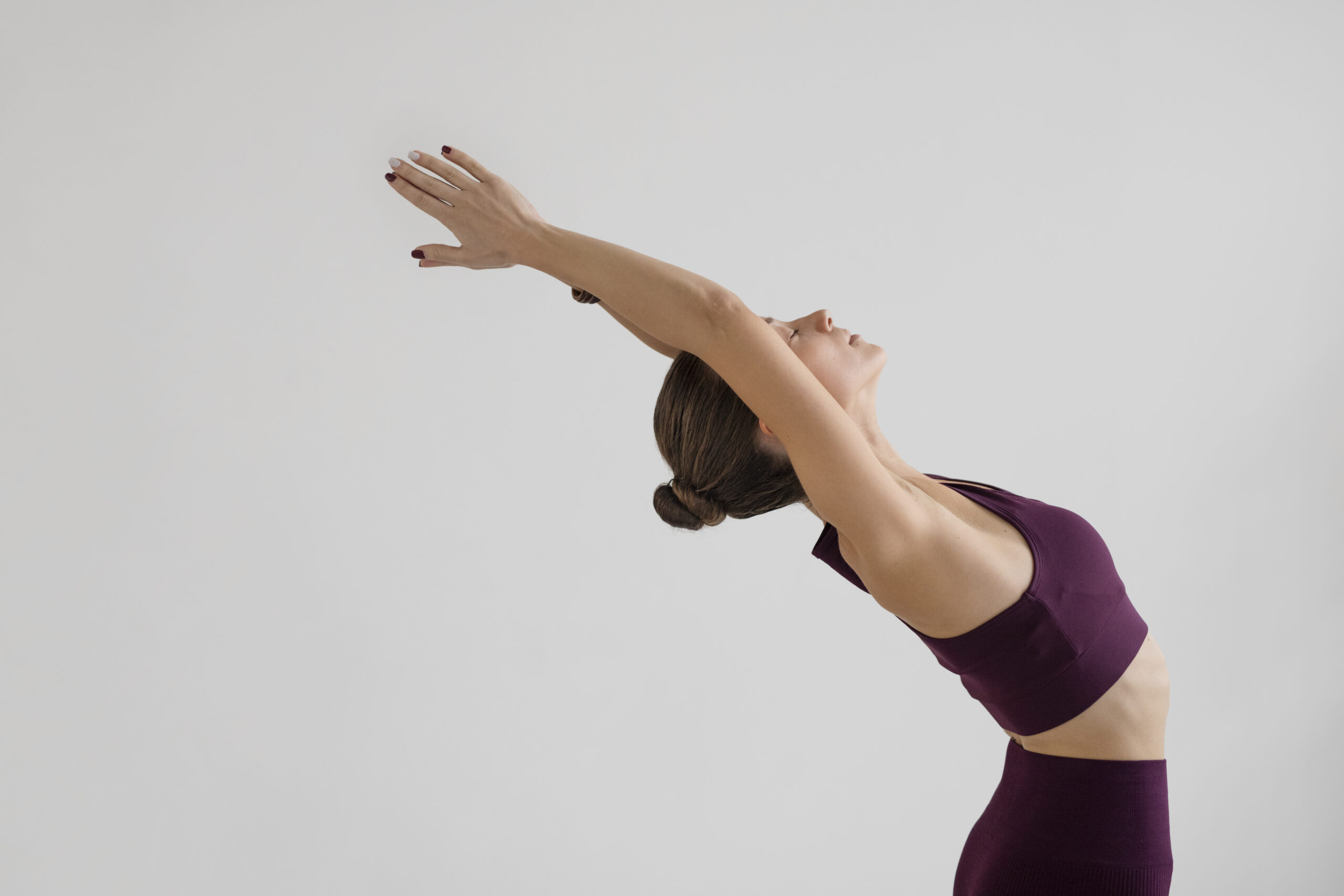 Dona jove estirant practicant pilates